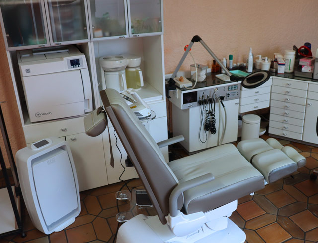 EOLIS Air Manager, NatéoSanté's professional air purifier, in a treatment room of a podiatrist's practice
