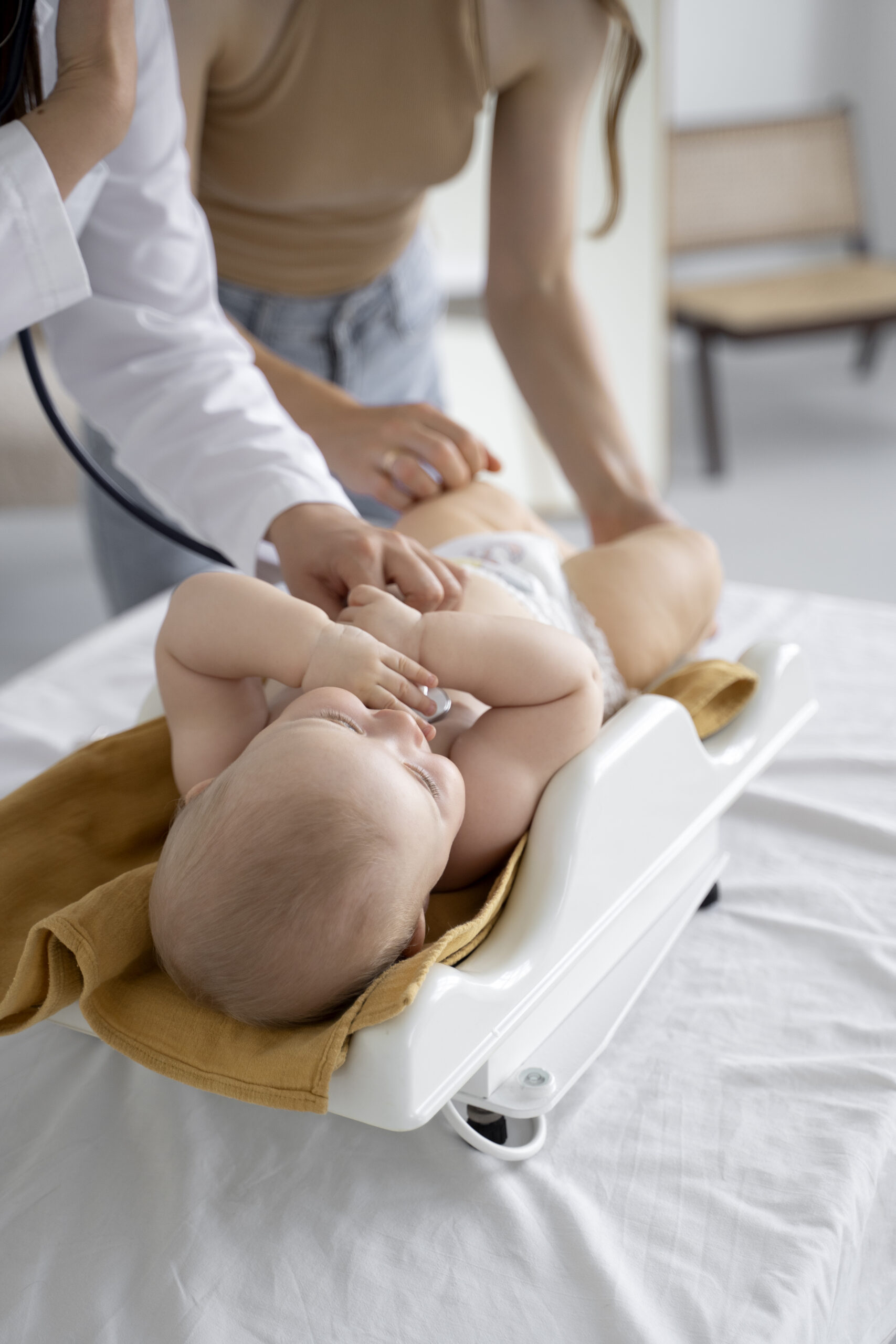 Consultation d'un bébé chez le pédiatre